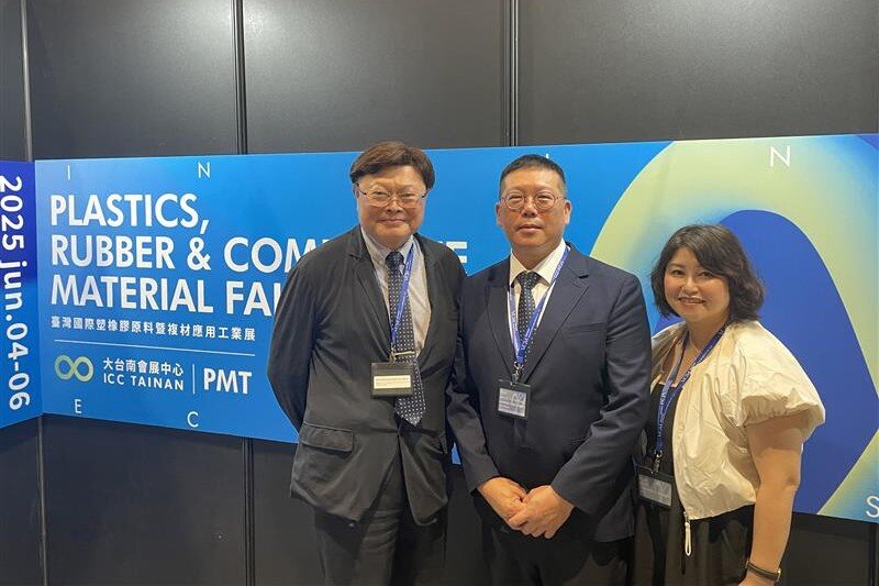 写真２　台湾プラスチック製品工業同業公会のメンバー。中央が黄英文副理事長