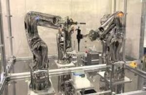 写真1　 農業機械（上：葉煙草乾燥機）をはじめとする各種産業機器部品の加工・組立てからロボットシステムの構築まで事業領域は幅広い
