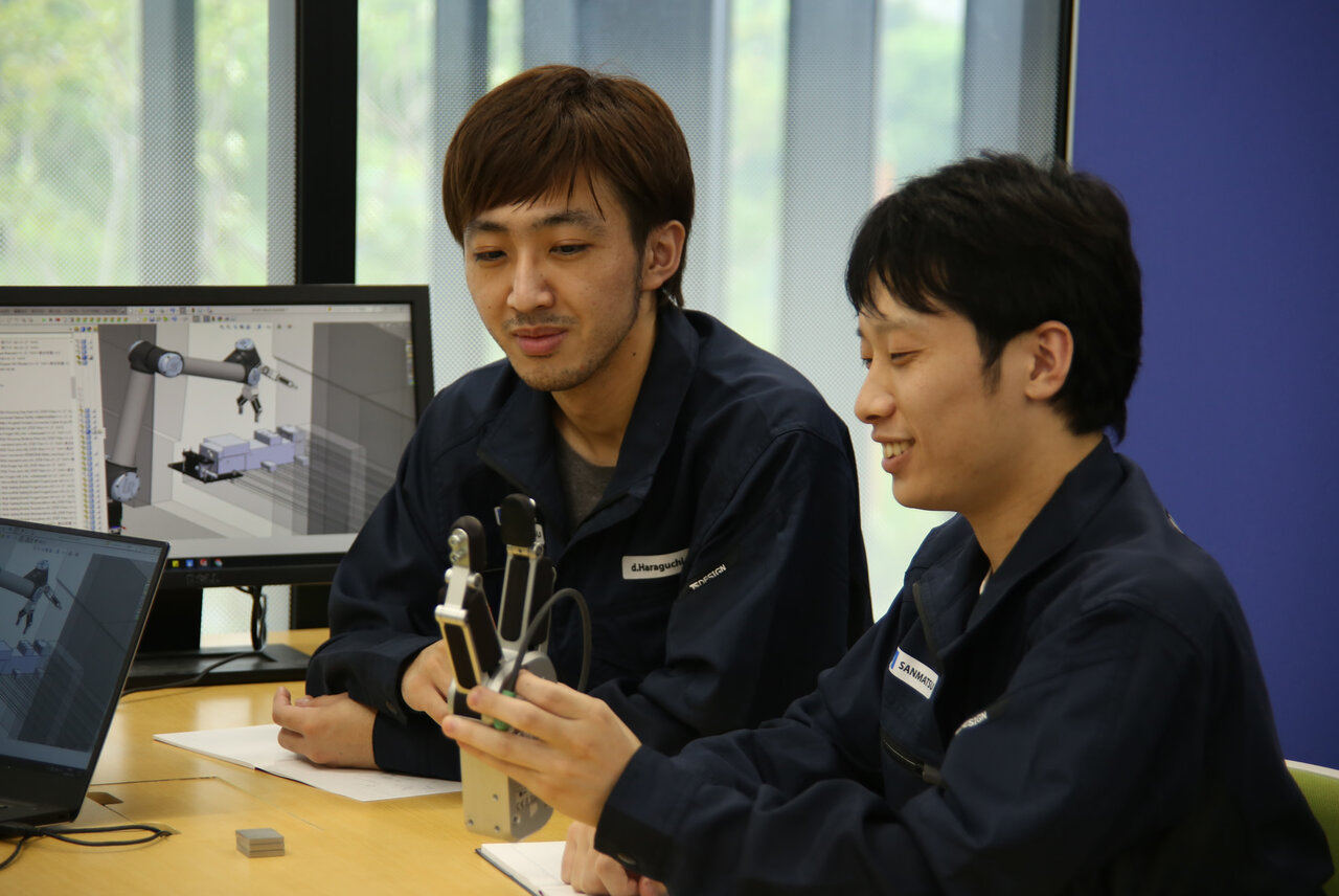 写真2　 座学や実習は先輩・ベテラン社員が「教授」、「准教授」、「助教」として指導する