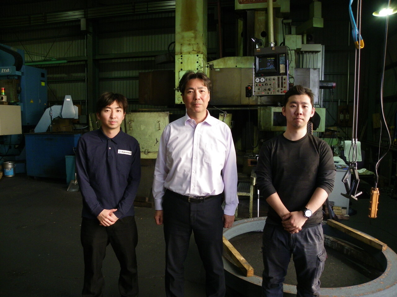写真1 　（左）営業・設計担当の西紘平氏、（中央）西忠夫社長、（右）製造技術部品質保証課の西勇哉課長