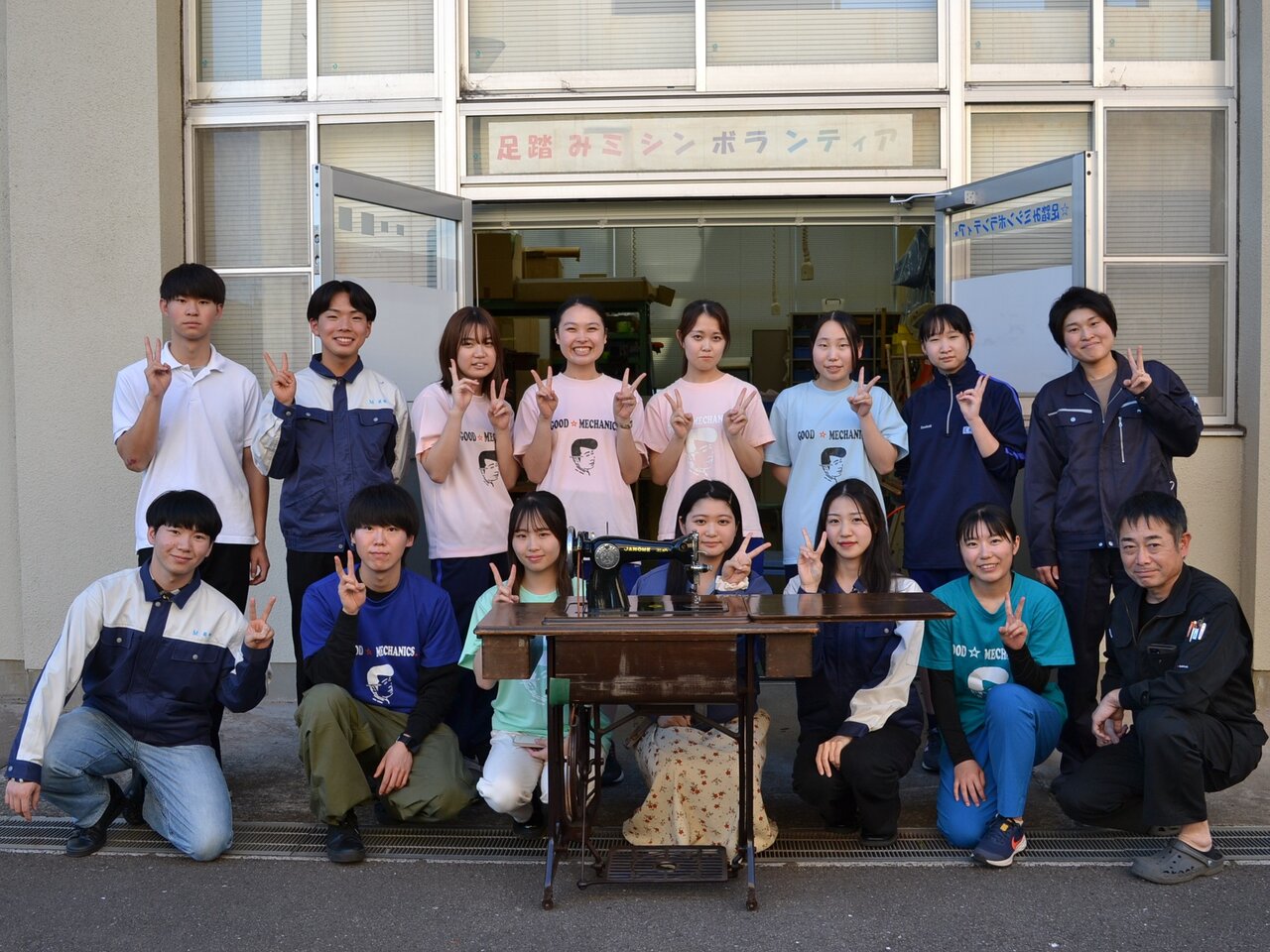図4 　2024 年度の「足踏みミシンボランティア」参加メンバー（写真提供：大分高専）
