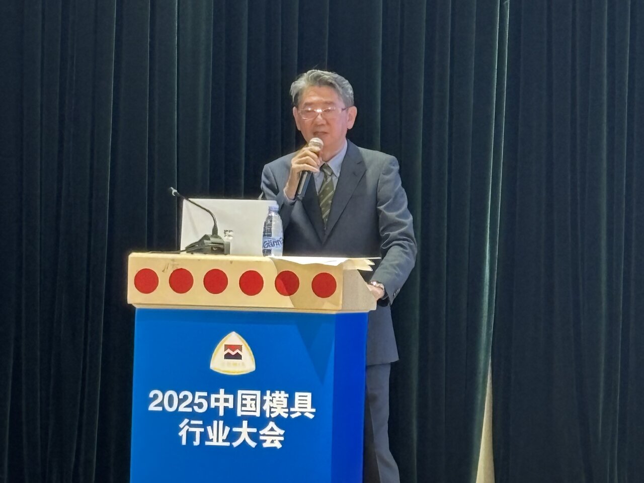 図10 　金型国際報告のゲストとして発表する日本金型工業会の山中会長