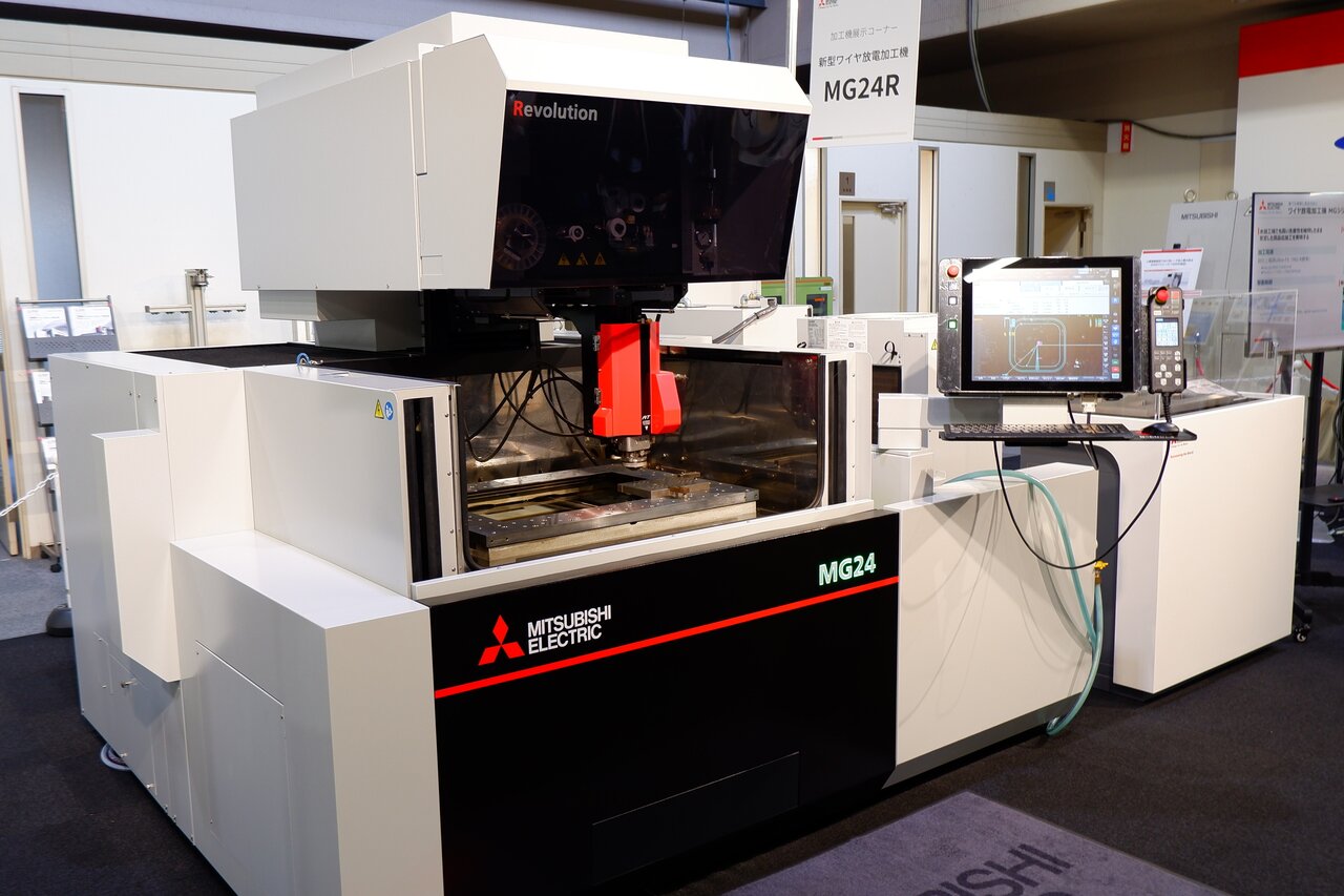 図２　新型ワイヤ放電加工機「MG12R」（上）と「MG24R」（下）