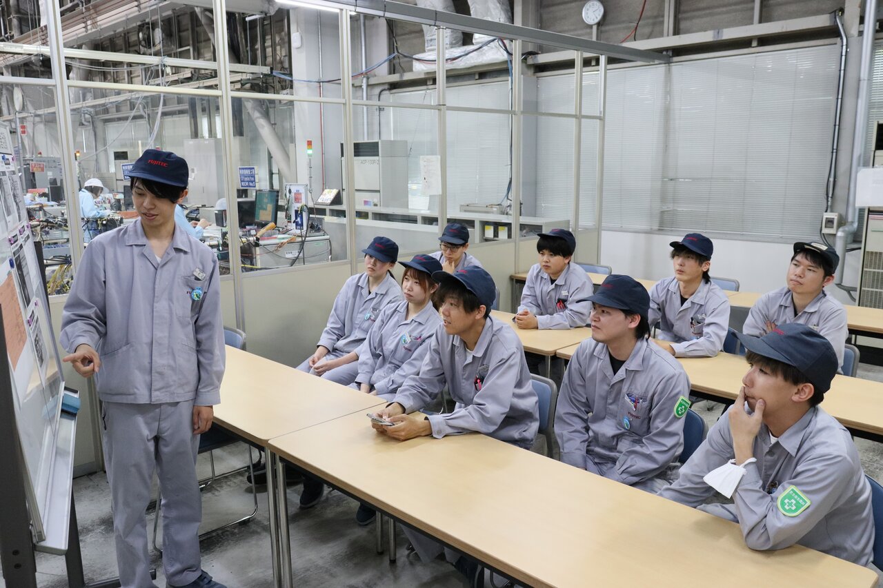 QC活動の1コマ。今年は本社全体で24チームが参加