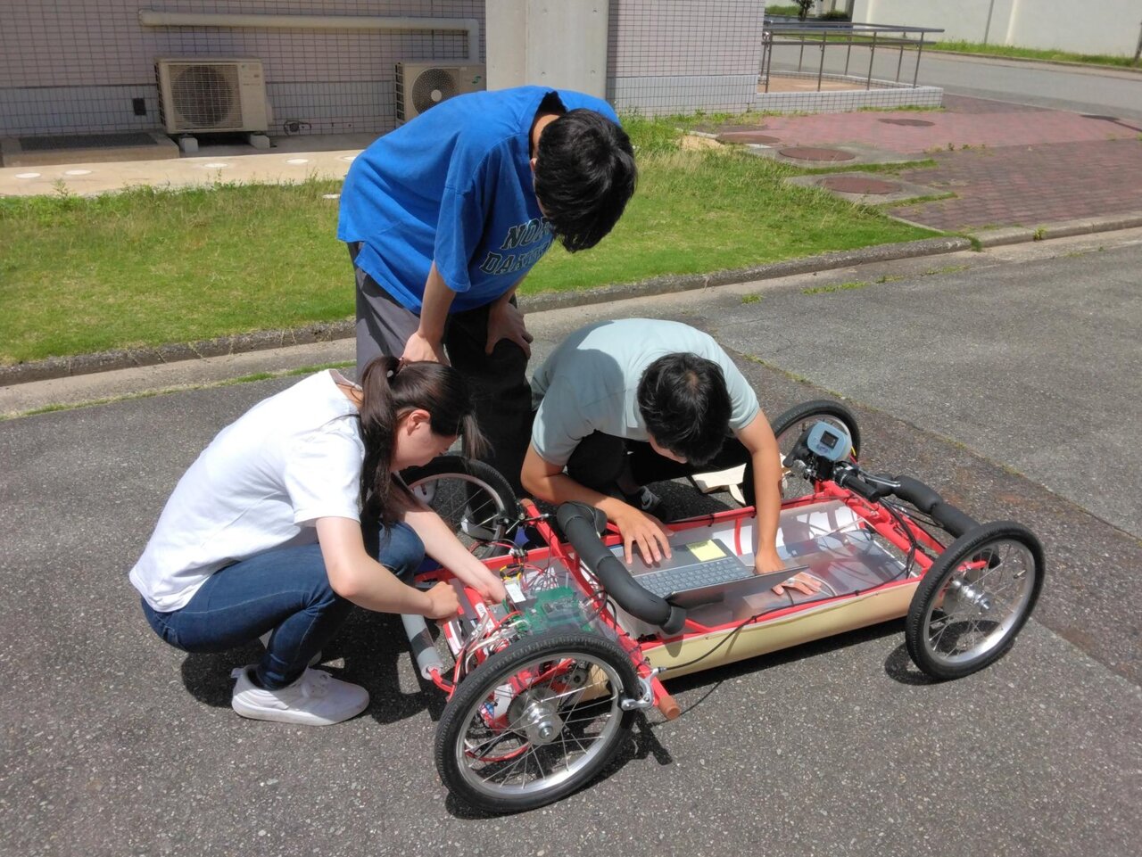 図2　製作した電動カーと学生たち(写真提供：宇部高専)