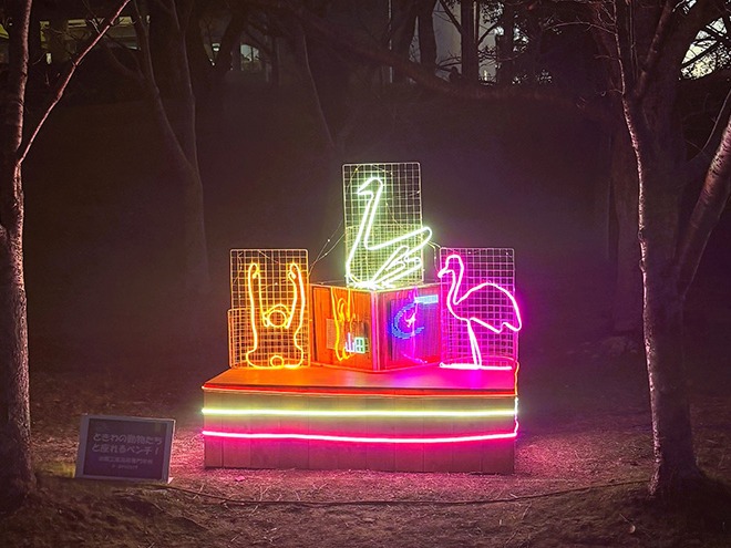 図3 　学生たちが製作したイルミネーション「ときわ公園の動物たちと座れるベンチ!」(写真提供：宇部高専)