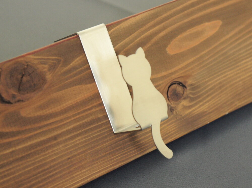 新製品「ねこのひっかけ」。ドアにひっかけて使う。女性が考案した猫好きにはたまらない製品。