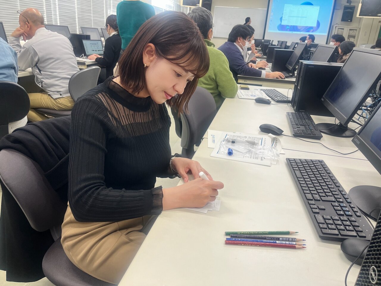 図2　塗り絵感覚で設計図をデザイン中♪ （写真提供：藤田真奈）