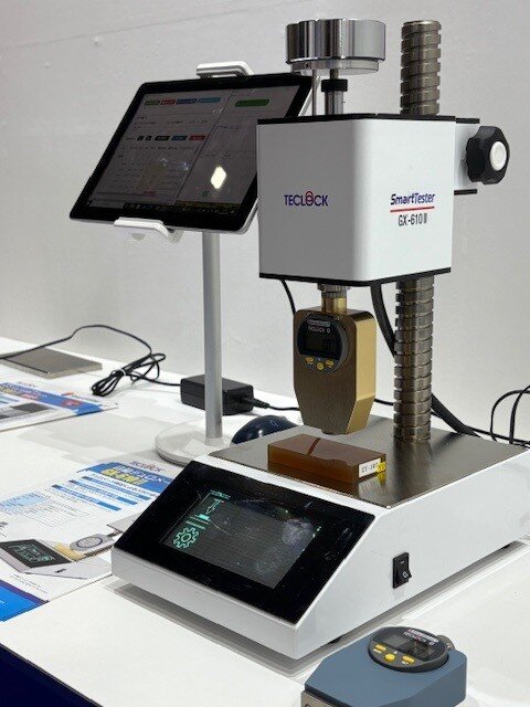「SmartTester Bluetooth デジタル硬度計」を装着した測定スタンド