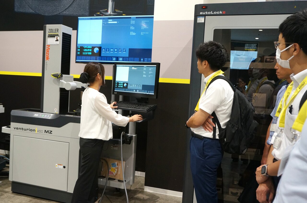 図１ ツールプリセッタ「venturion 450 MZ」（Mazak edition）による測定の様子