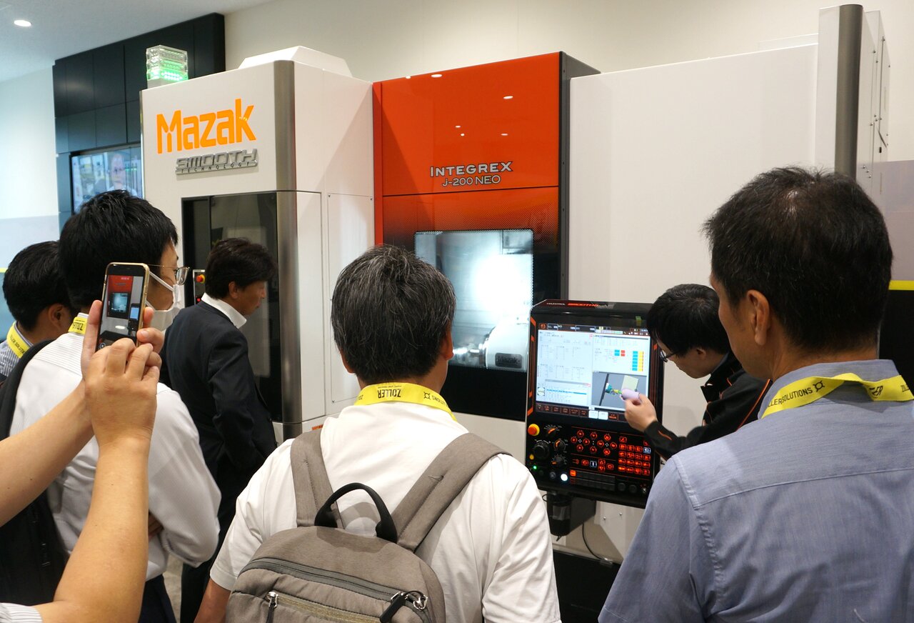 図２ 複合加工機「INTEGREX j-200 NEO」による加工を見守る参加者ら