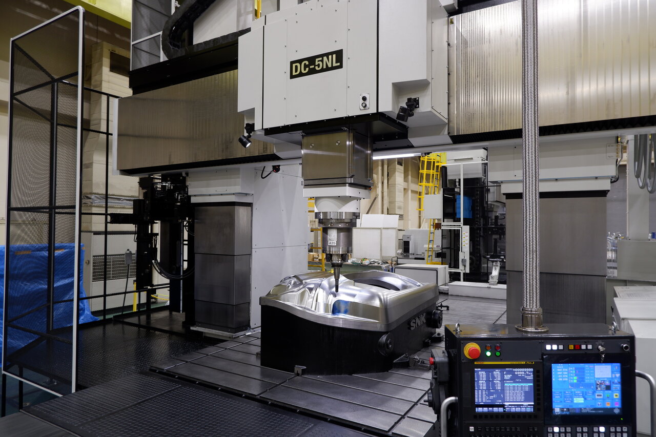 門形5 面マシニングセンタ「DC-5NL」によるプレス金型加工の様子