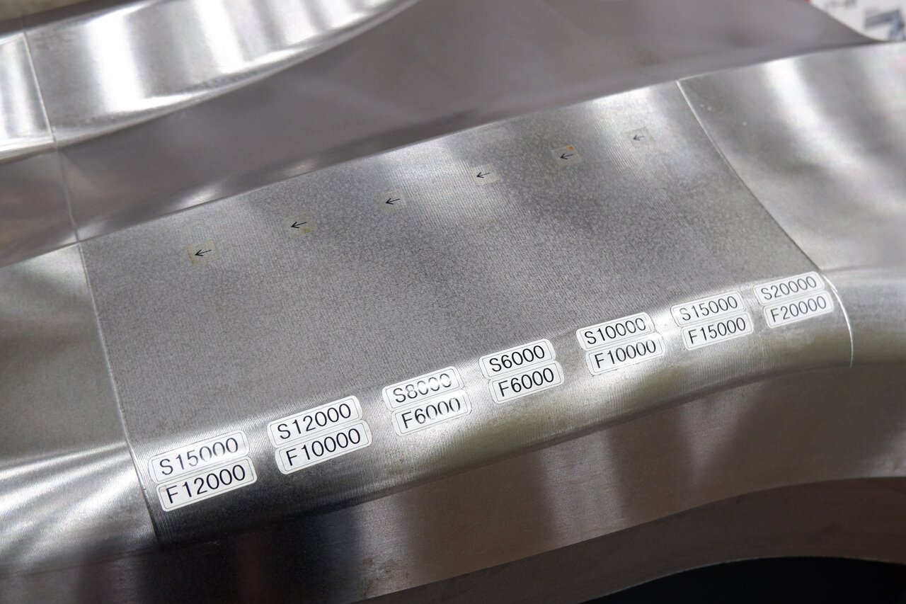 制御システム「DCS」により、送り速度が変化しても加工段差が出ない