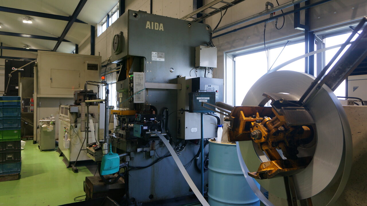 2 台の順送プレスとタップ加工専用機でラインを構築