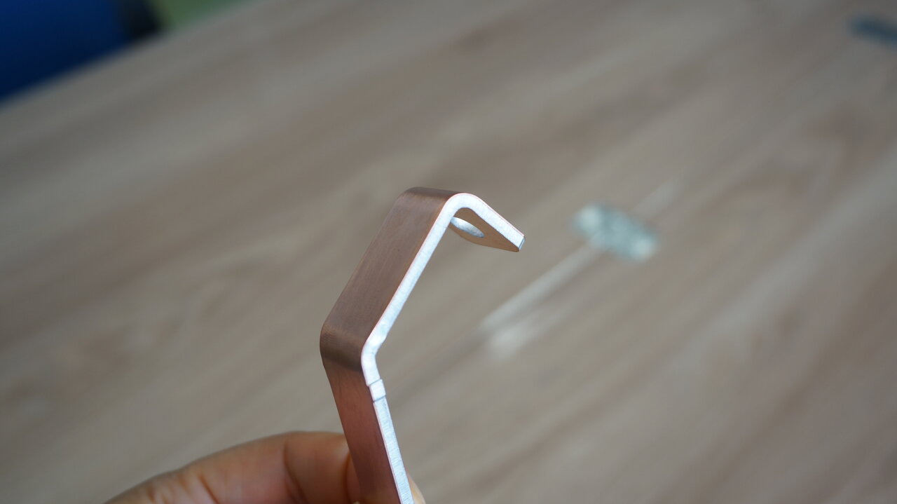 アルミニウムを銅で覆った新素材「銅クラッドアルミ材」の加工にも挑戦中