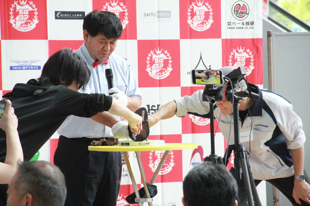 決勝に臨む「旋盤の悪魔」の堀謙伸さん（左） とヨコオの小島悠大さん（右）