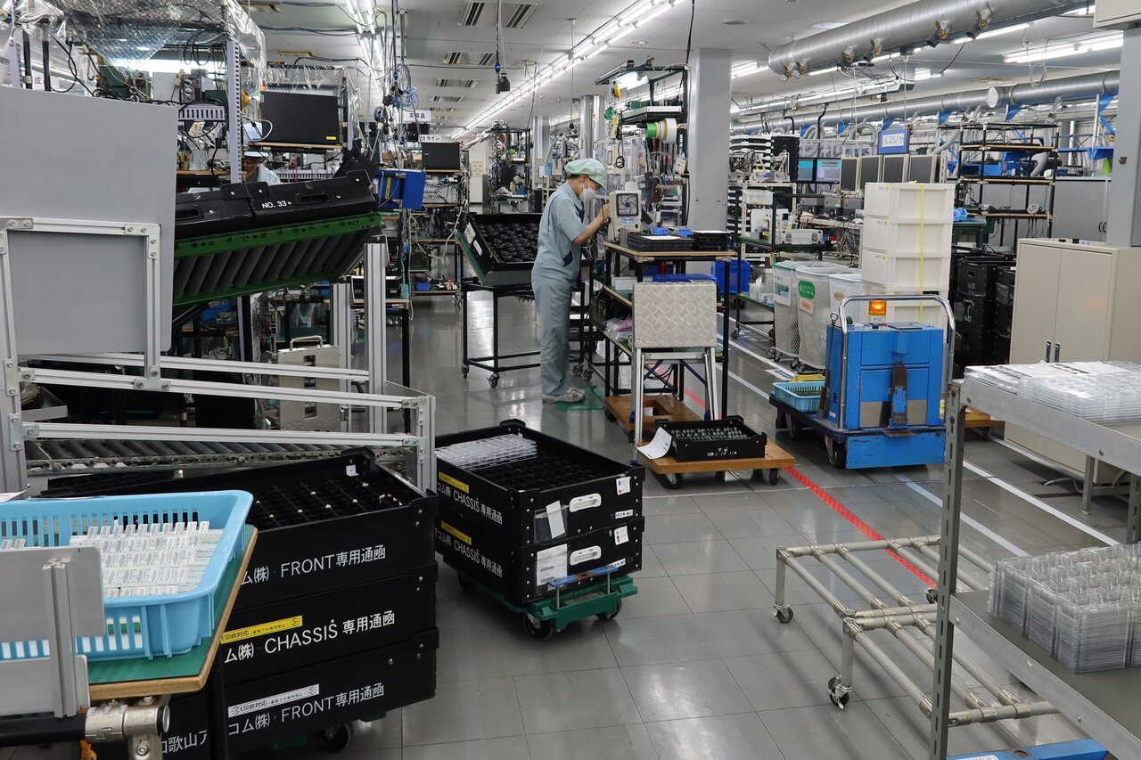 AGVが走る一方で、ラックが自動で流れるからくり改善