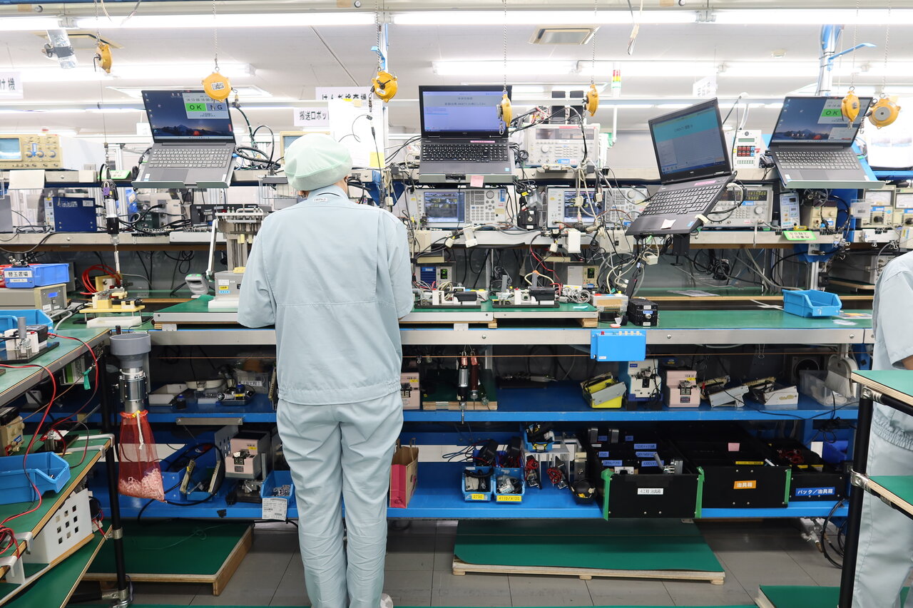 コンベアラインに負荷をかけ、問題が発生したら、作業台に設置されたストップボタンを押してラインを止める