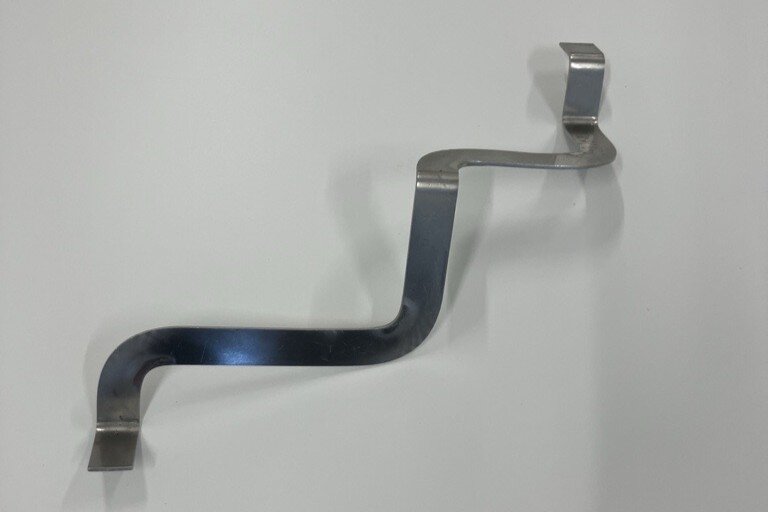 写真1　ベンディング加工した長尺の銅製バスバー（上）とアルミ合金製バスバー（下）（写真提供：伊藤金属工業）