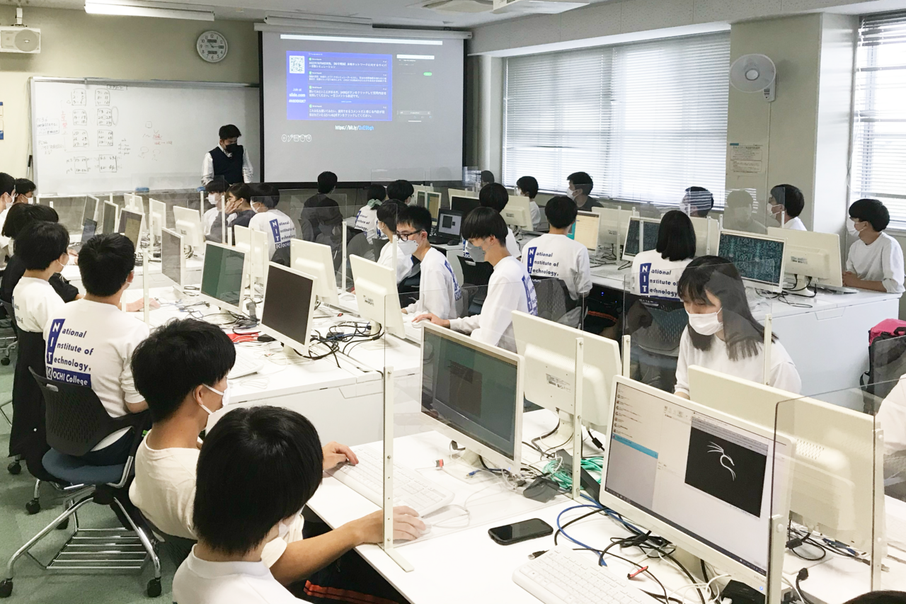 図1　副業先生の講義の様子（写真提供：高知高専）