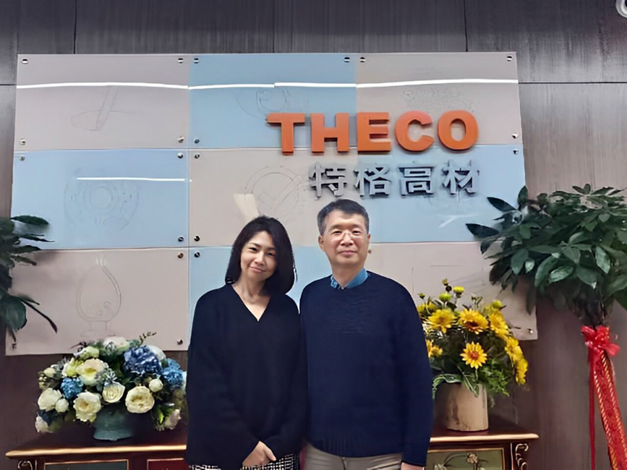 図2　上海特格高材技術服務有限公司にて陳代表と（写真提供：小方暁子）