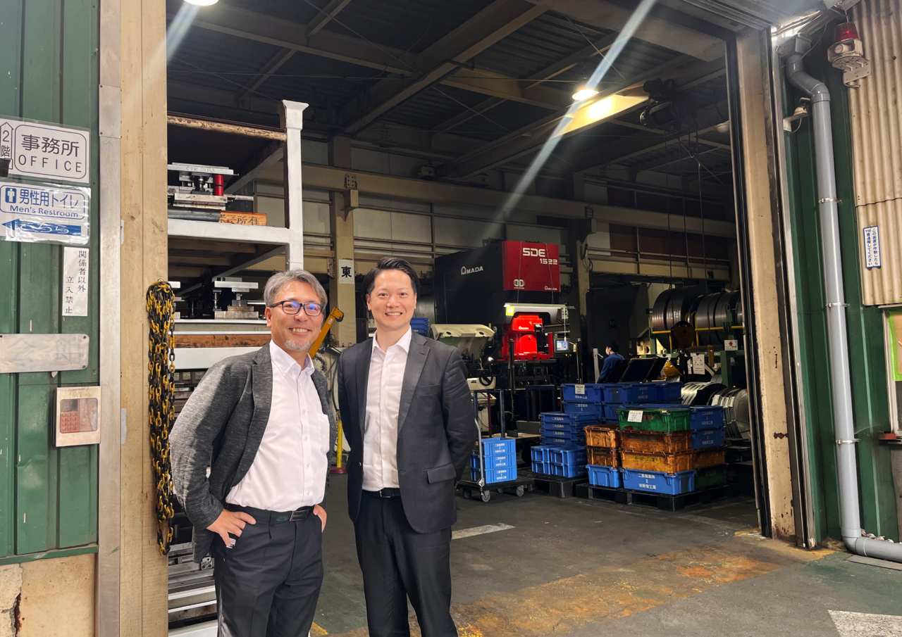 新栄HD社長 中村新一氏（左）と筆者（右）