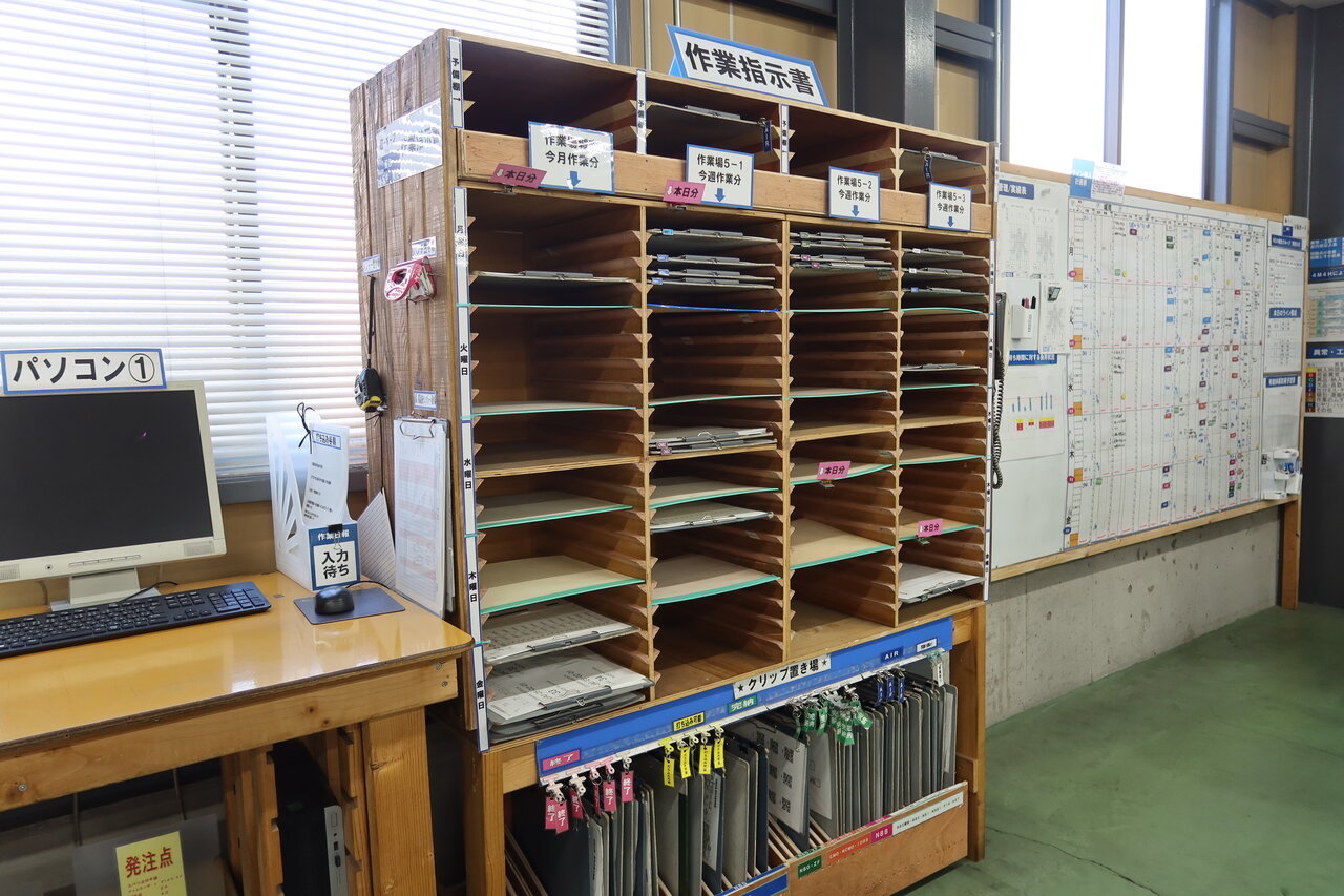 仕分け先ごとの作業指示書にしたがって梱包作業を行う