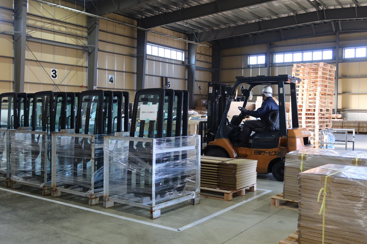 荷役作業場の様子。仕分け場や梱包場のほか、木箱などは木くずが広がらないよう屋外スペースで製作している