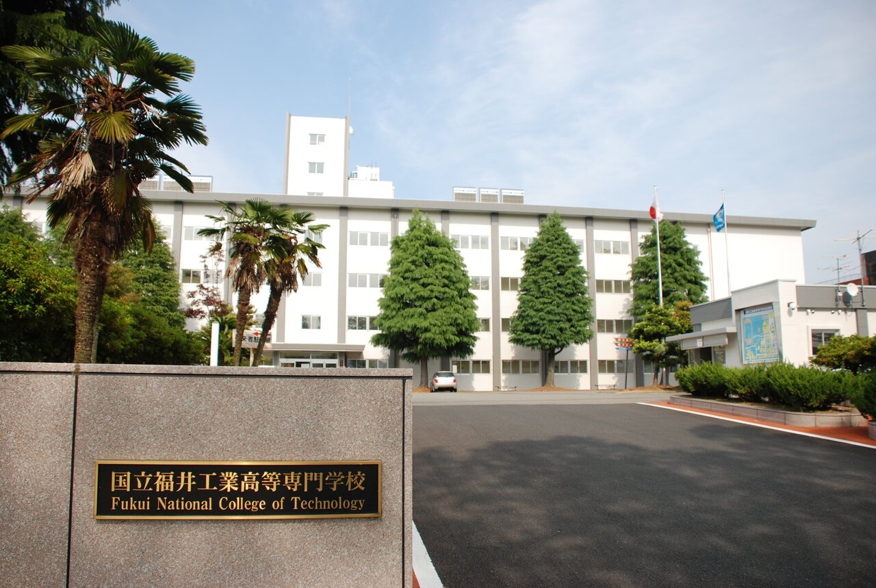 図1　自然に囲まれた学び舎（写真提供：福井高専）