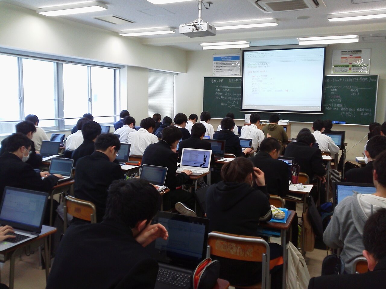図2　真剣に授業に臨む学生たち（写真提供：福井高専）