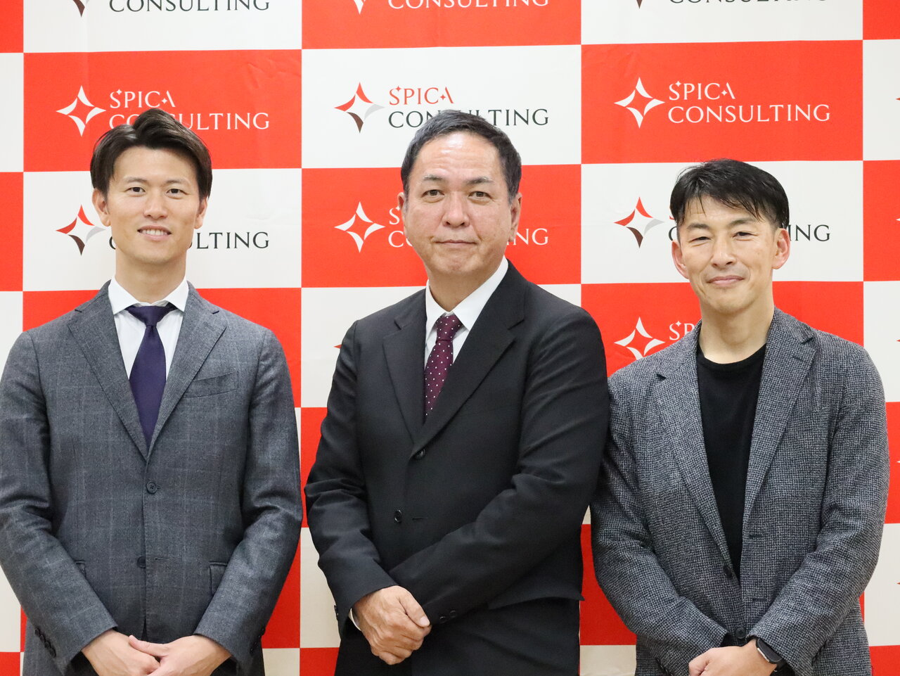 パインバレーの松谷会長（中央）とナショナルサーチファンドの月原取締役（右）、筆者（左）