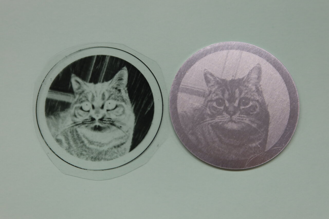 写真1　 印刷した軟質工具（左）で金属板（右）に微細凹凸を転写する新工法