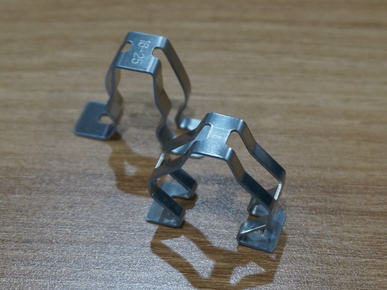 主力の給湯器用板ばね「ワンタッチクリップ」。板ばね同士が絡まない独自構造も提案する