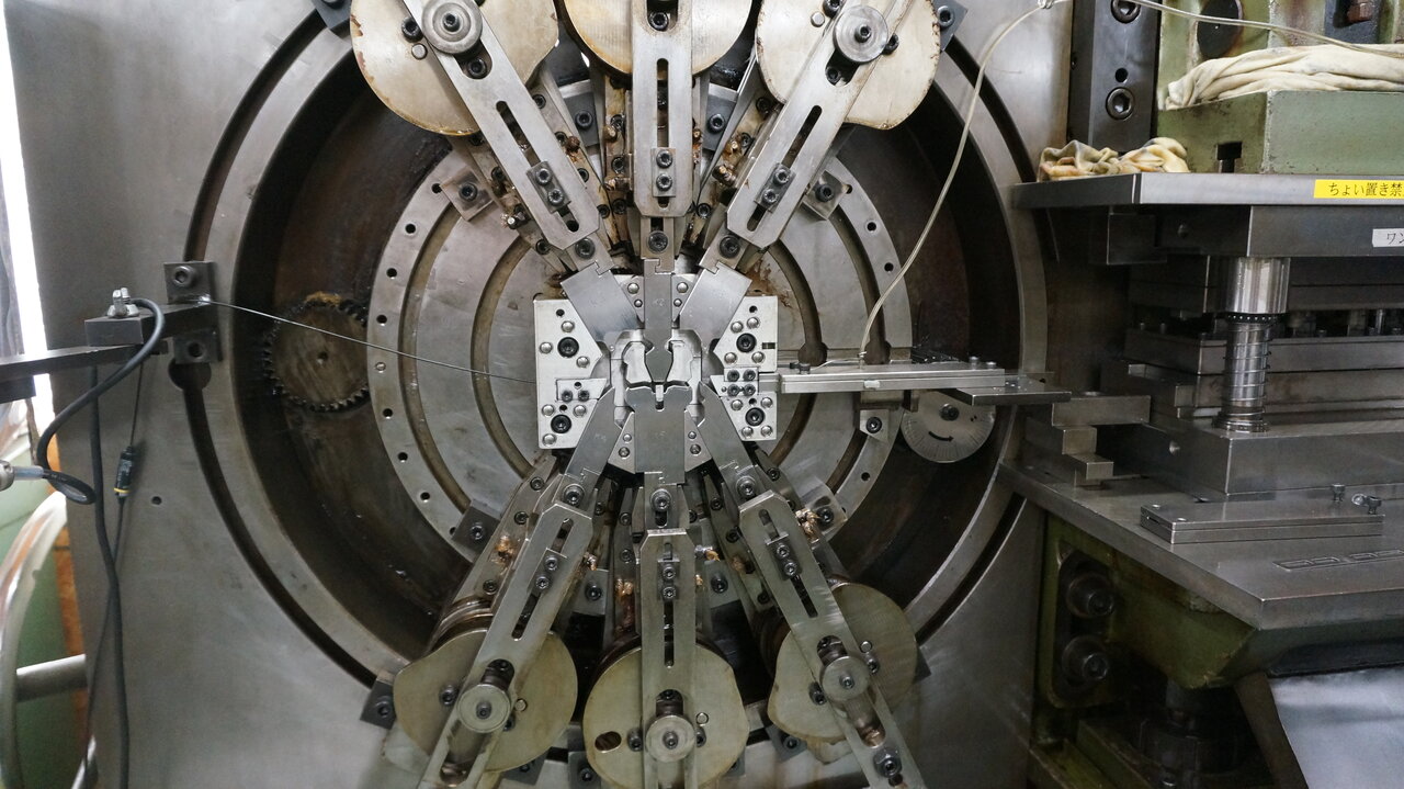 マルチフォーミングマシンの金型はすべて自社で設計・製作している。写真右が「プレスステージ」