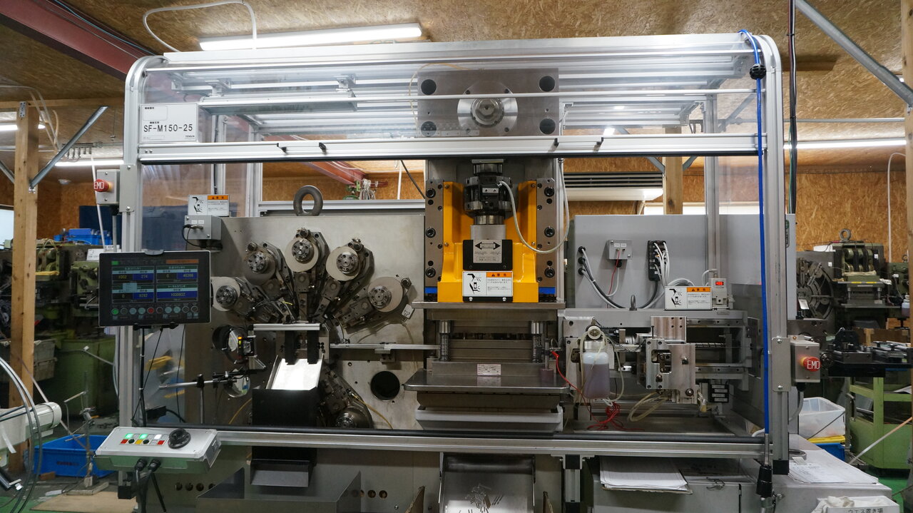 NC フォーミングマシンを保有。メカ式に比べて金型設計の自由度が上がる