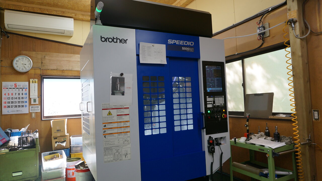 金型加工の効率化のため小型マシニングセンタを新たに導入した