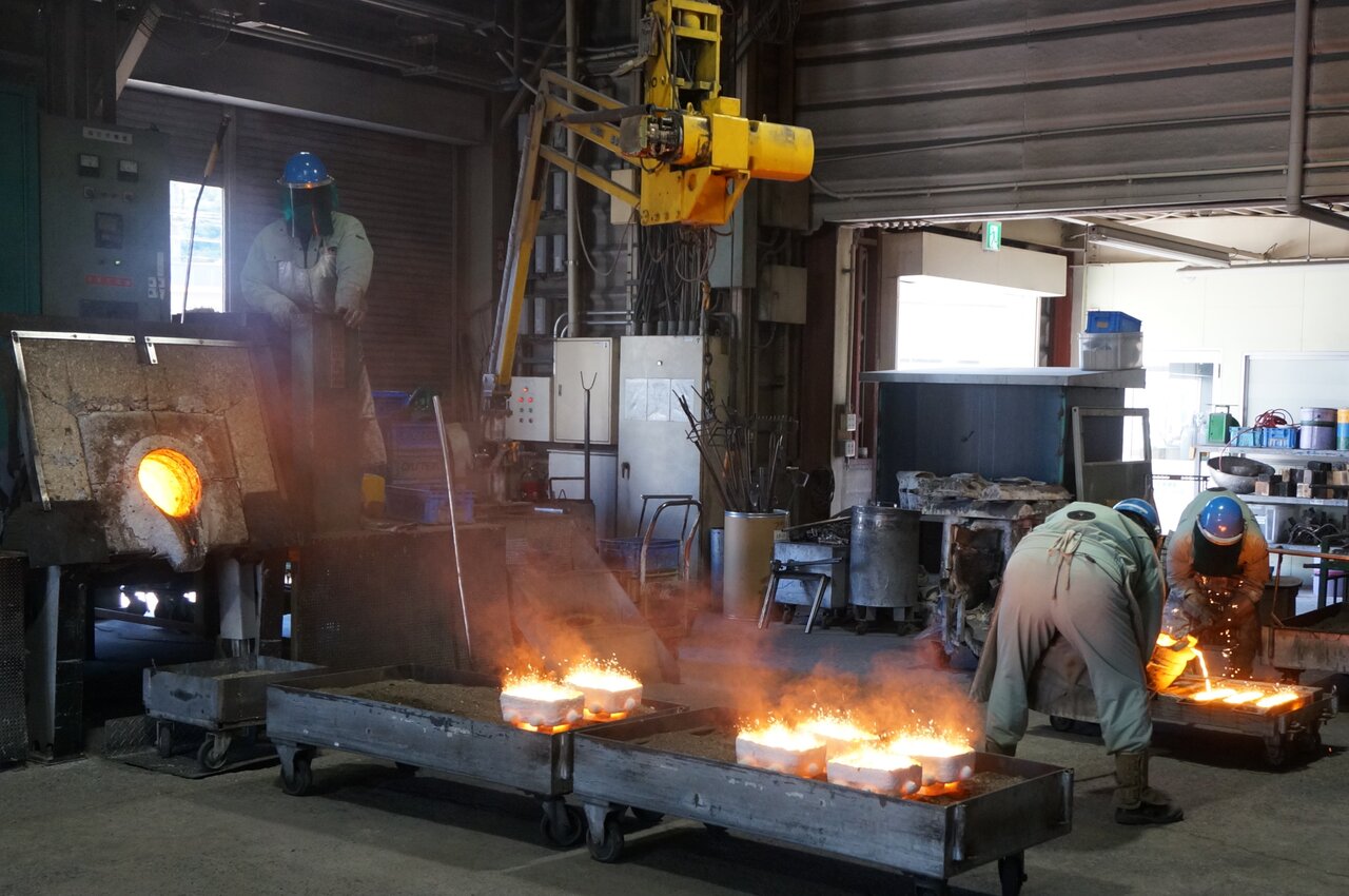 鋳型に溶融した金属を注ぐ