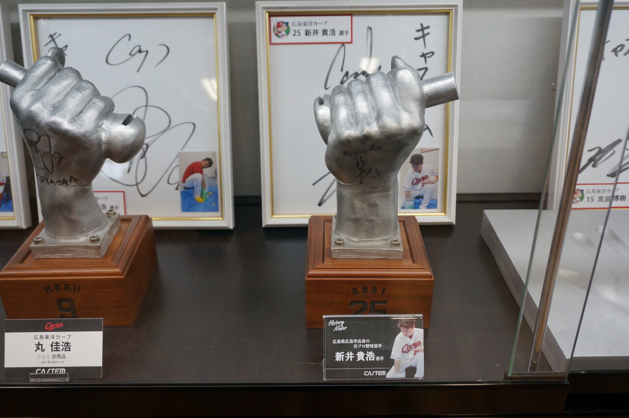 野球選手の手をかたどったオブジェ