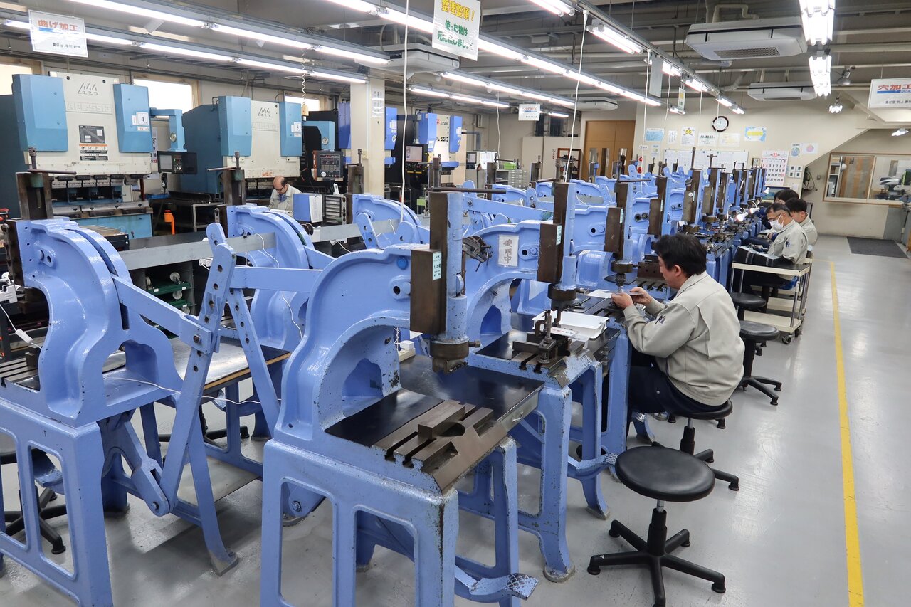 40台近いケトバシ（フットプレス）が並ぶ現場。数台使うことで長尺物の加工にも適応できる