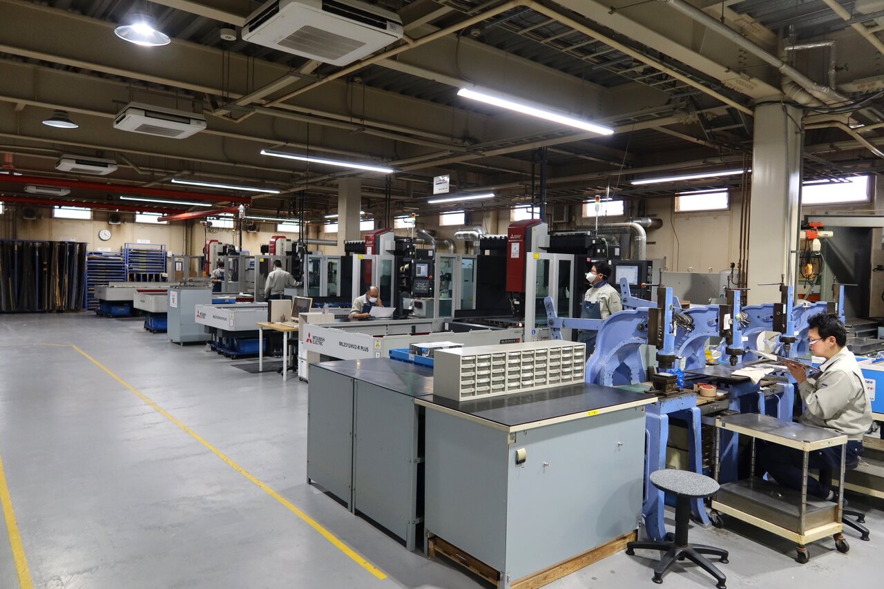 整理整頓された工場内。作業場と通路がラインで分けられ、障害物は置かない