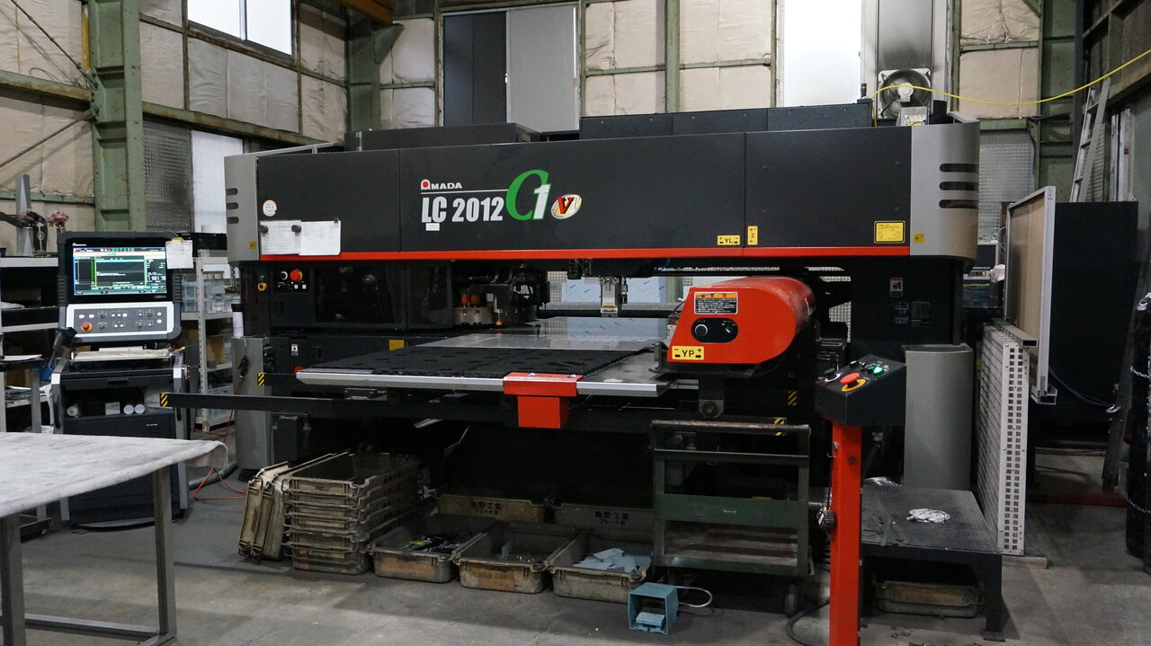 皿加工やタップ加工、ルーバ加工を1台で完結できるレーザパンチ複合機を保有