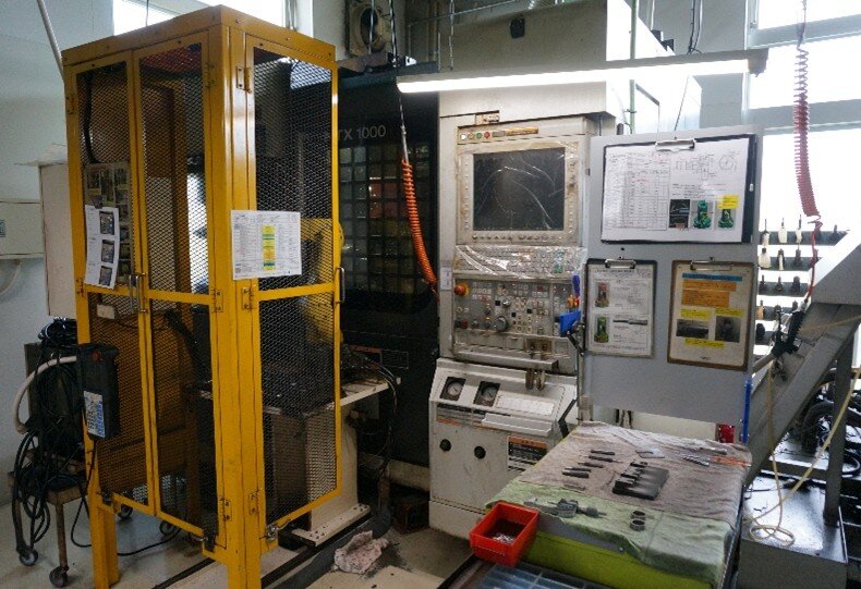 図２　複合加工機にロボットを活用