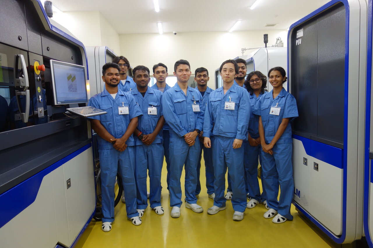 図２　社員のみなさん（左右の装置は３Dプリンタ）