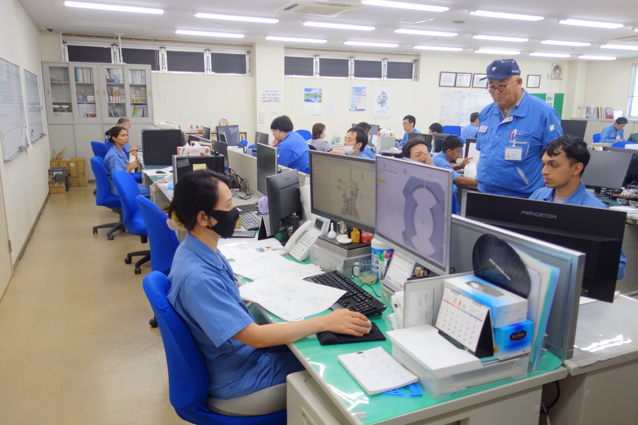 図１　職場の様子（右から２人目が下村社長）