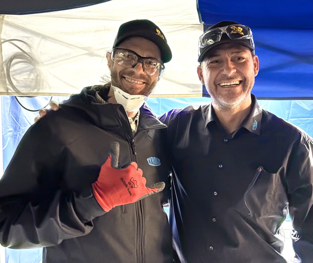 新製品の切れ味を体験したセイン・カミュさん（左）