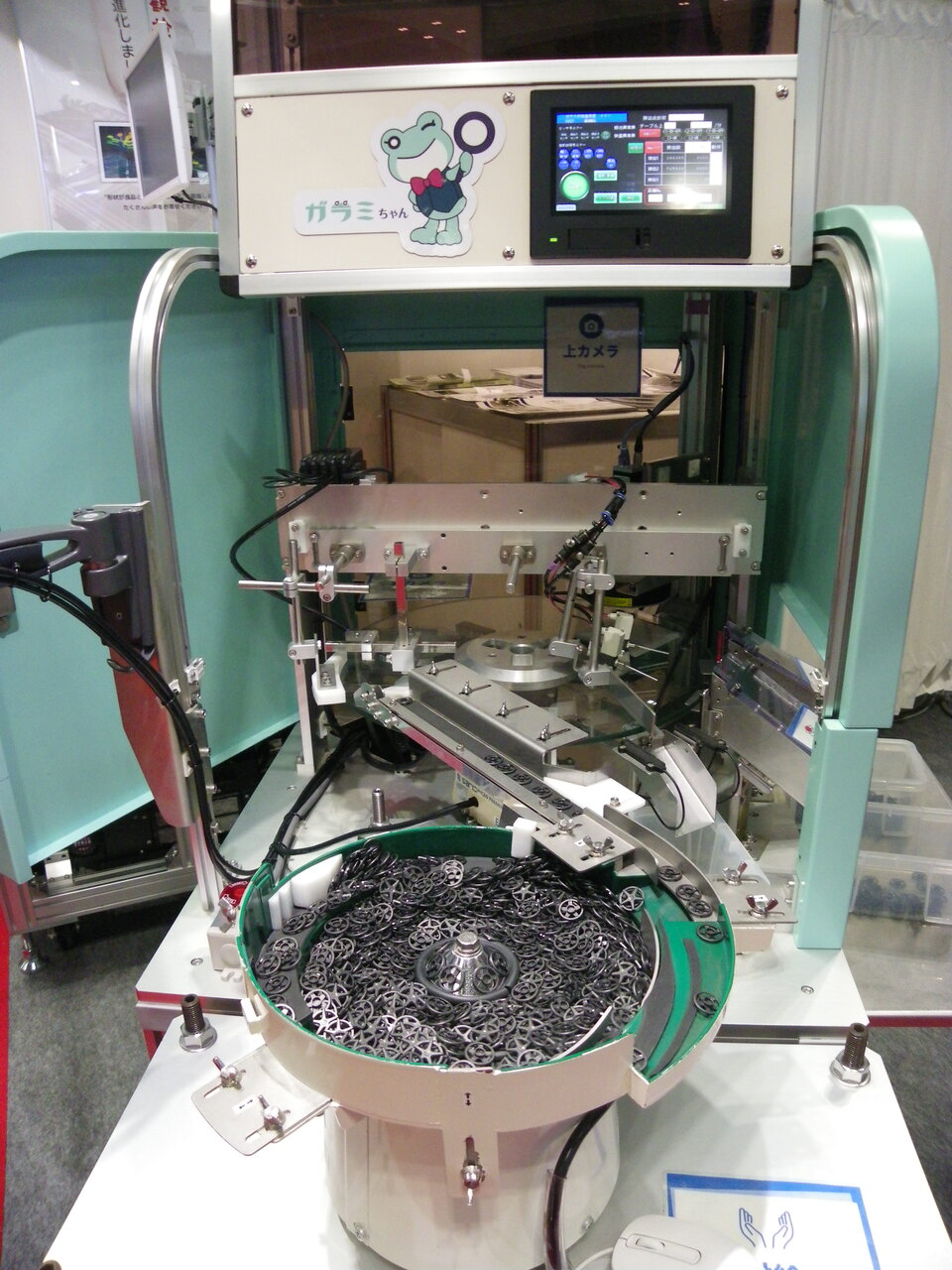 写真5　小形部品向け表裏外観検査装置「ガラミちゃん」（オービット）