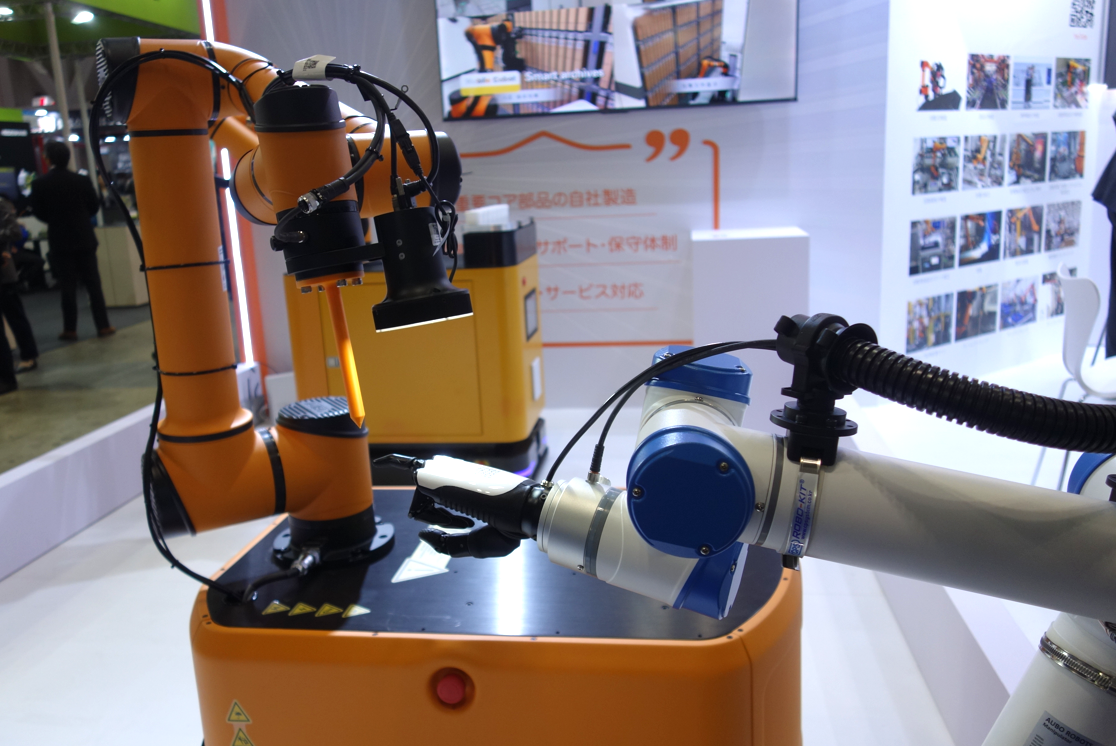 無人搬送車やビジョンカメラが協働ロボットとして一体となった複合ロボット