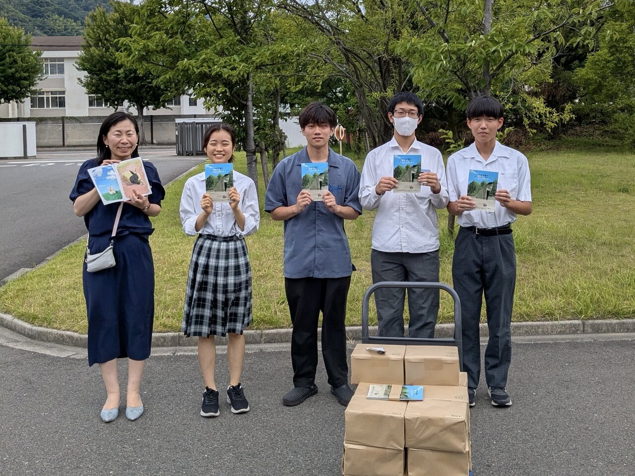 図3 　完成した絵本を届けるため、大久野島を訪れたメンバーたち（写真提供：呉高専）