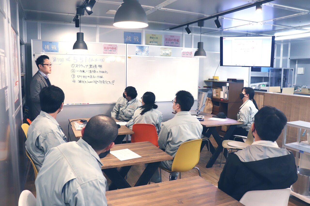 ゴーゴーイチ会議。従業員全員で50のアイデアを厳選し、事業化を目指す（写真提供：エーディエフ）