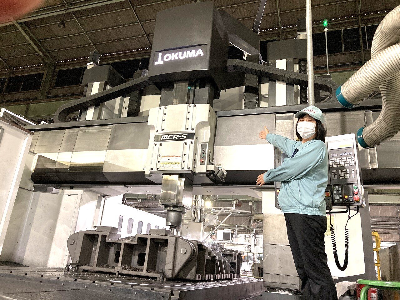 金型加工用の門形マシニングセンタ（写真提供：明星金属工業）